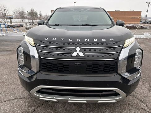 Used 2022 Mitsubishi Outlander SE image 2