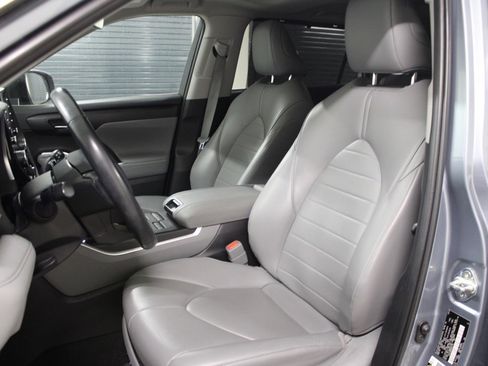 Used 2021 Toyota Highlander XLE image 6