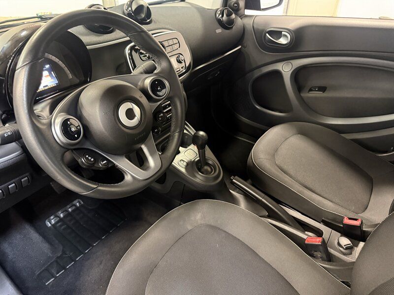 Used 2017 smart fortwo passion RWD image 20