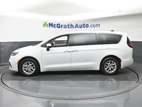 Used 2023 Chrysler Pacifica Touring-L FWD image 26