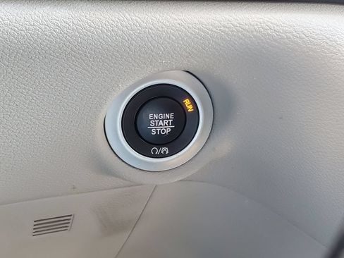 Used 2023 Chrysler Pacifica Touring-L FWD image 6