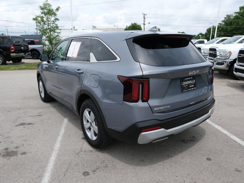 Used 2025 Kia Sorento LX FWD image 9