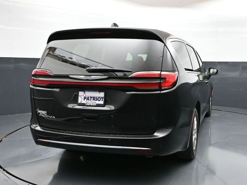 Used 2023 Chrysler Pacifica Touring-L FWD image 2