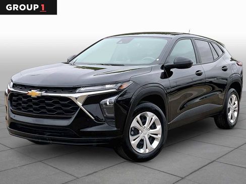Used 2025 Chevrolet Trax LS FWD image 1