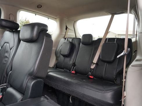 Used 2017 Chrysler Pacifica Touring-L FWD image 25