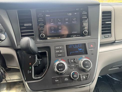 Used 2019 Toyota Sienna LE AWD/4WD image 18