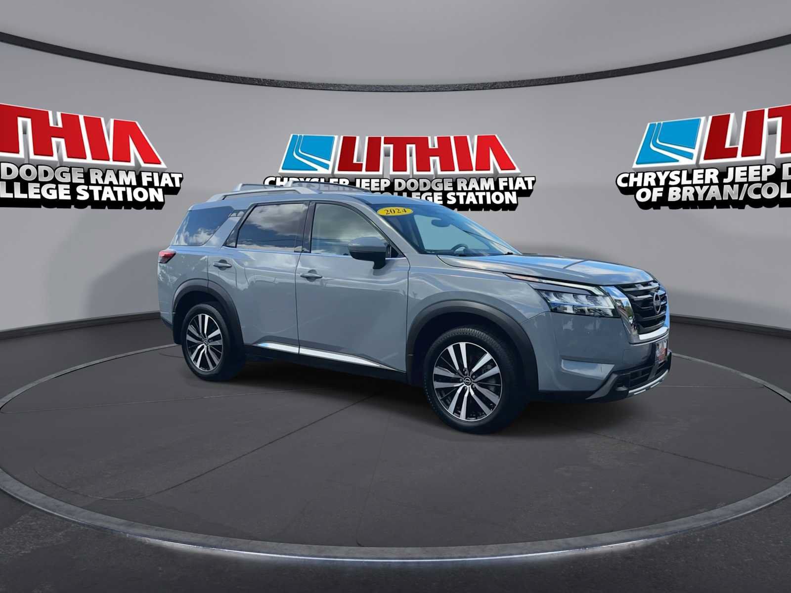 Used 2024 Nissan Pathfinder Platinum w/ Cargo Package FWD image 2