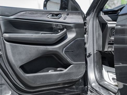 Used 2022 Jeep Grand Cherokee Overland w/ Luxury Tech Group IV image 35