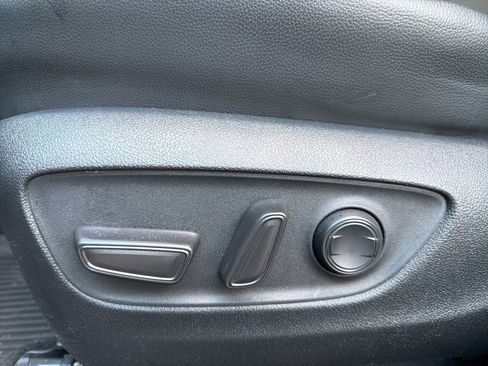 Used 2024 Toyota Highlander XLE image 11