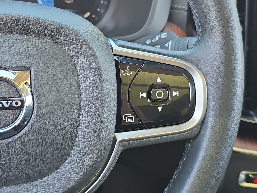 Used 2023 Volvo XC60 B5 Ultimate FWD image 21