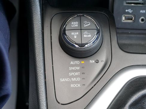 Used 2016 Jeep Cherokee Trailhawk image 16