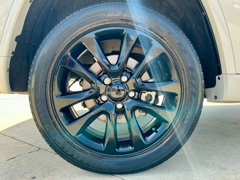 Used 2021 Jeep Grand Cherokee Laredo X image 22