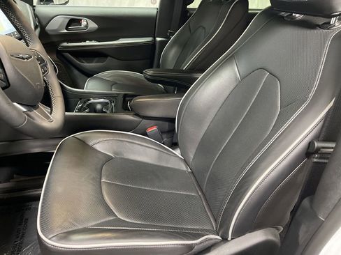 Used 2026 Chrysler Pacifica Limited FWD image 19