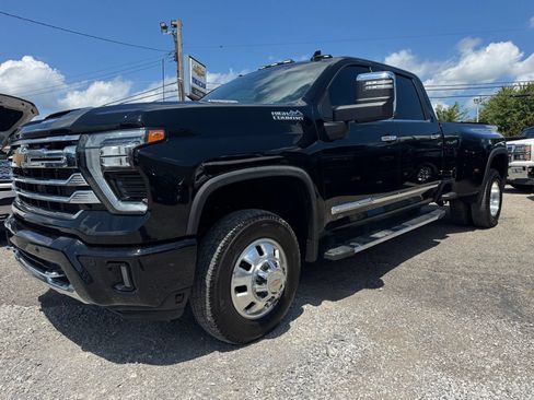 Used 2025 Chevrolet Silverado 3500 High Country w/ Technology Package AWD/4WD image 2