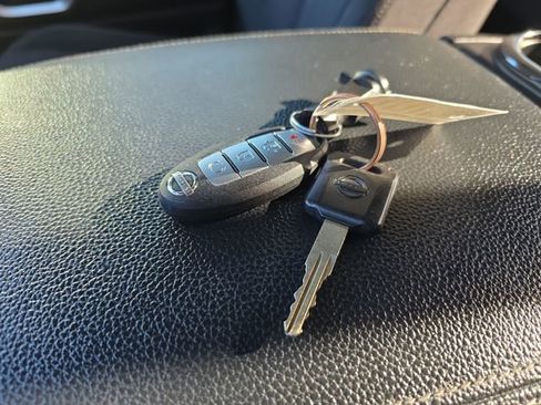 Used 2021 Nissan Titan SV w/ SV Convenience Package image 29