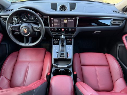 Certified 2025 Porsche Macan image 14