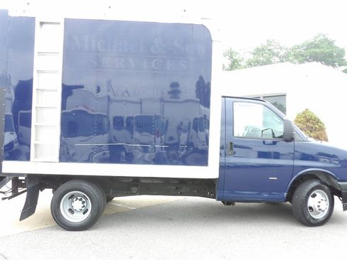 Used 2018 Chevrolet Express 3500 w/ Power Convenience Package RWD image 2