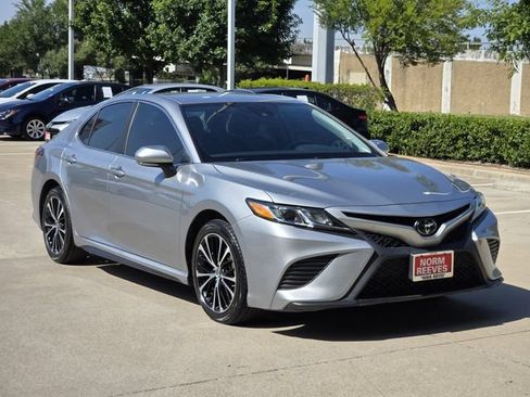 Used 2019 Toyota Camry SE FWD image 2