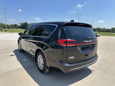 Used 2023 Chrysler Pacifica Touring-L FWD image 7