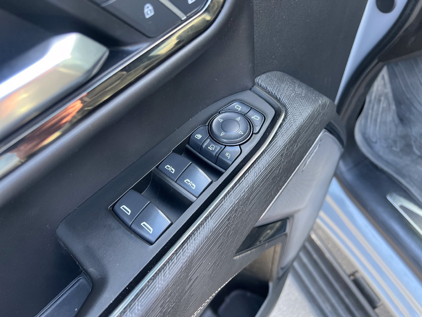 Used 2025 GMC Sierra 2500 AT4X AWD/4WD image 4