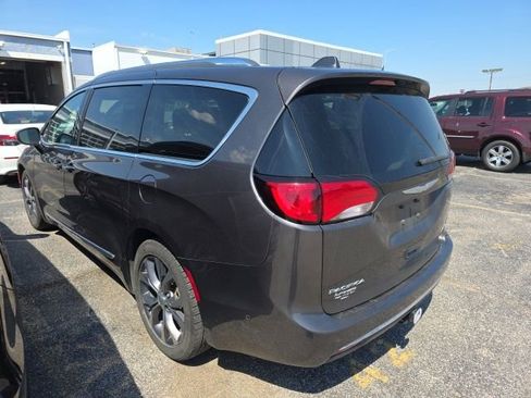 Used 2018 Chrysler Pacifica Limited w/ Tire & Wheel Group image 2