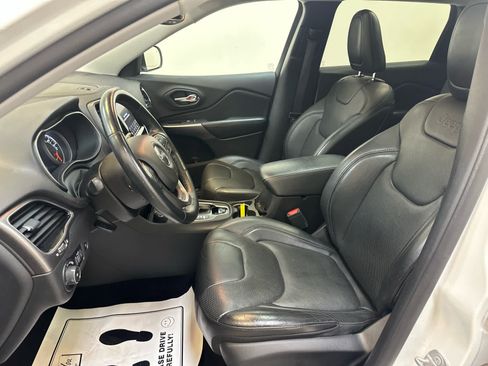Used 2019 Jeep Cherokee Limited w/ Luxury Group AWD/4WD image 5