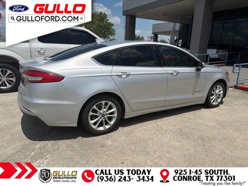 Used 2019 Ford Fusion SE FWD image 3