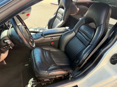 Used 2001 Chevrolet Corvette Coupe w/ Preferred Equipment Group2 image 17