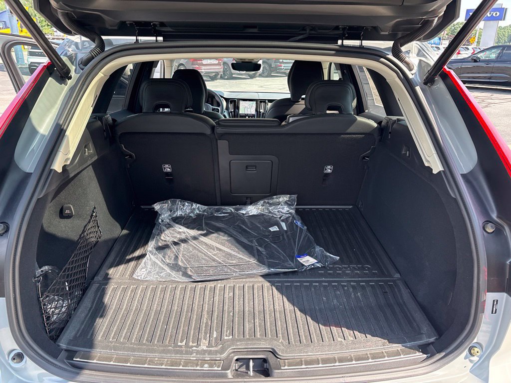 Certified 2025 Volvo XC60 T8 Plus w/ Protection Package Premier AWD/4WD image 37