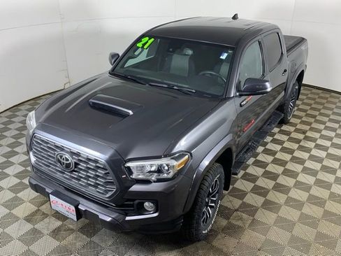 Used 2021 Toyota Tacoma TRD Sport w/ Technology Package image 9