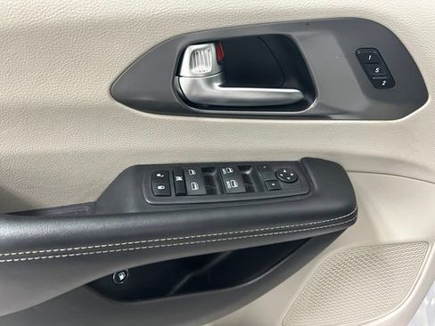 Used 2024 Chrysler Pacifica Limited FWD image 17