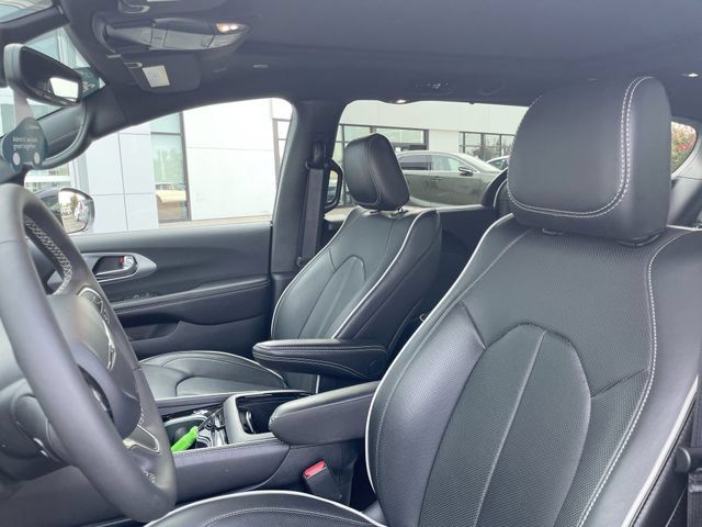 Used 2026 Chrysler Pacifica Limited FWD image 12