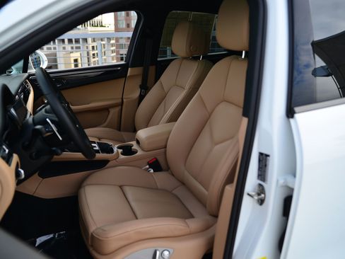 Certified 2025 Porsche Macan image 21