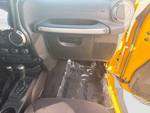 Used 2015 Jeep Wrangler Unlimited Sahara w/ Connectivity Group image 16