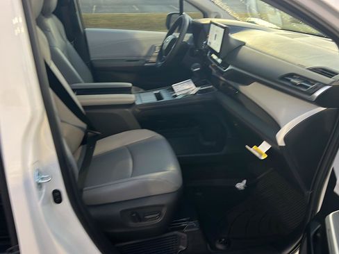New 2026 Toyota Sienna XLE image 15