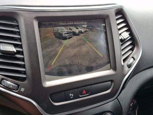 Used 2019 Jeep Cherokee Trailhawk AWD/4WD image 16