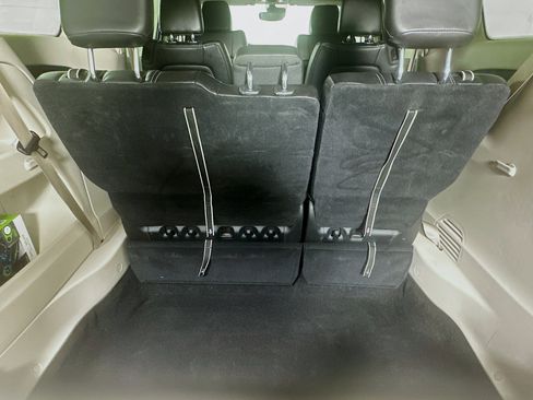 Used 2024 Chrysler Pacifica Touring-L image 28