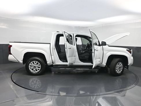Used 2024 Toyota Tacoma SR5 AWD/4WD image 34