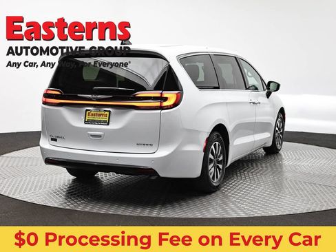 Used 2024 Chrysler Pacifica Limited FWD image 4