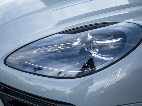 Certified 2023 Porsche Macan image 23