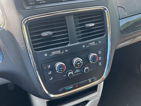 Used 2019 Dodge Grand Caravan SE w/ UConnect Hands-Free Group FWD image 11