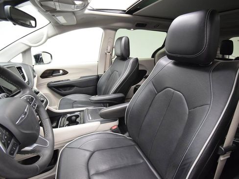 Used 2023 Chrysler Pacifica Limited FWD image 20