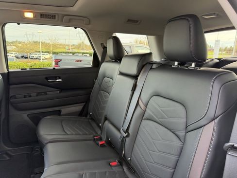 Used 2025 Nissan Pathfinder Platinum w/ Cargo Package image 31