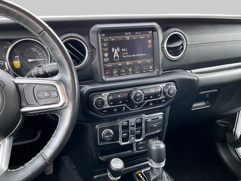 Used 2022 Jeep Wrangler Unlimited Sahara w/ Cold Weather Group AWD/4WD image 7