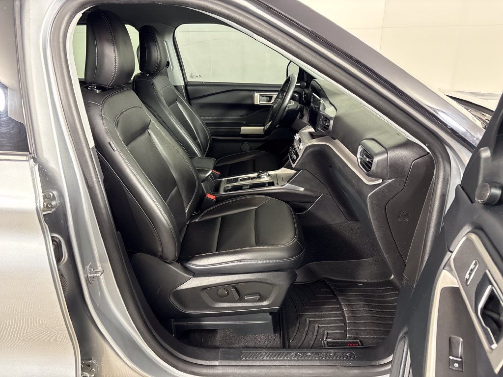 Certified 2024 Ford Explorer XLT w/ Equipment Group 202A RWD image 6