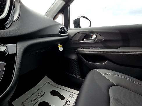 New 2026 Chrysler Voyager LX image 17