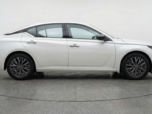 Used 2025 Nissan Altima 2.5 SV image 11