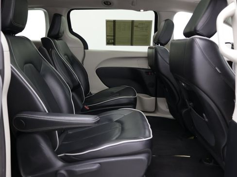 Used 2023 Chrysler Pacifica Limited FWD image 39