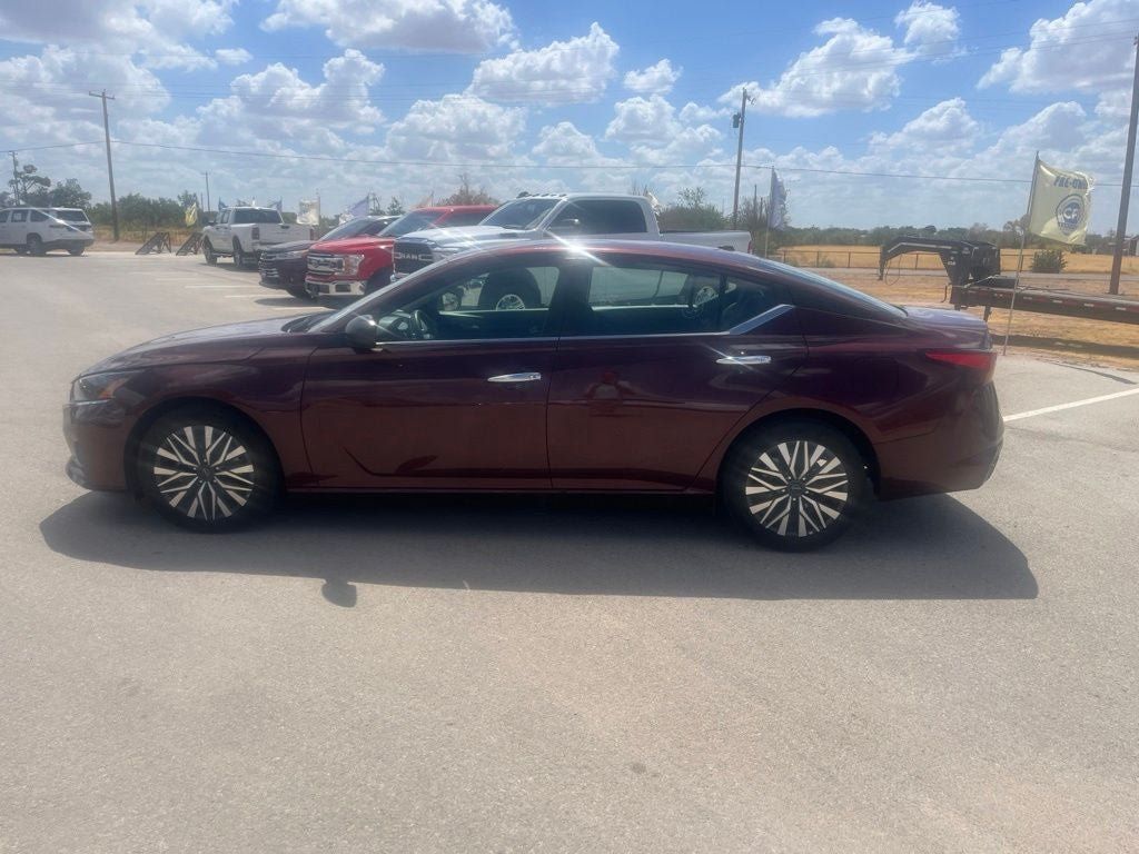 Used 2025 Nissan Altima 2.5 SV FWD image 2