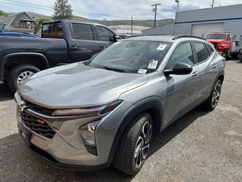 Used 2024 Chevrolet Trax RS w/ Sunroof Package FWD image 1